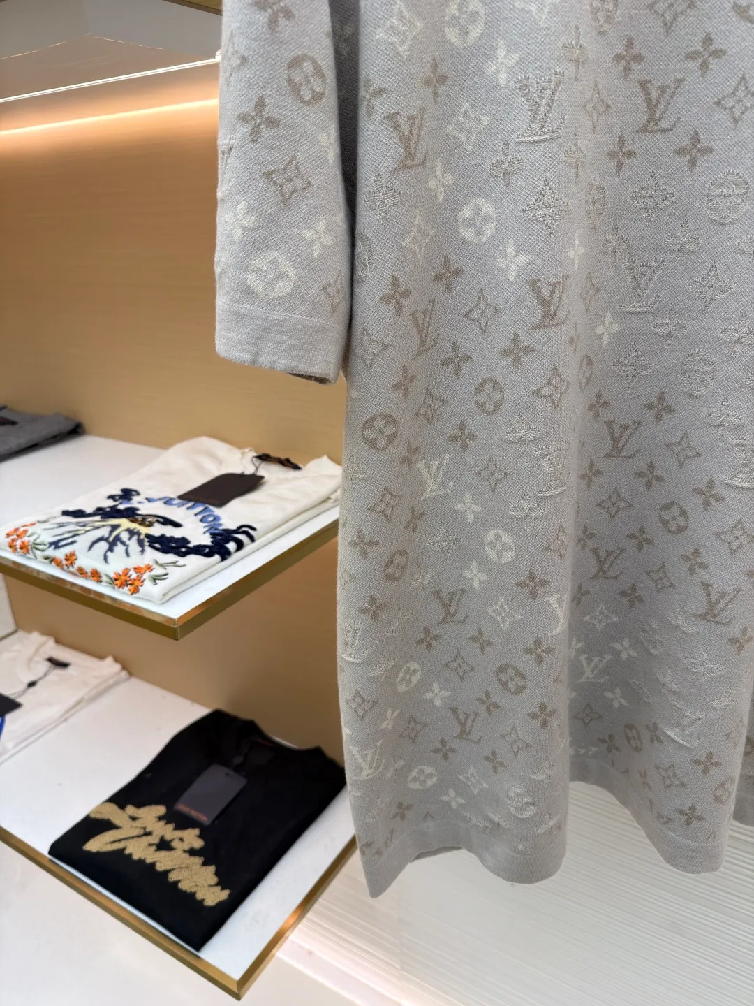 LOUIS VUITTON letter gradient jacquard short sleeves ●Original version: Purchased and developed by 9545 ●Item number: 1681787-A60 ●Fabric: cotton fabric ●Technology: knitted jacquard production ●Color: light apricot ●Version: fitted version ●Weight: about 405 grams ●Size: XS-S-M-L ●Description: Using high-count cotton blended knitting technology, the body uses intarsia jacquard technology to fully present the brand's signature. The texture of apricot, light rice, and light brown yarns is interwoven to achieve a three-dimensional layering and soft gradient texture of the pattern. The neckline is trimmed with ribbing of the same color, taking into account elasticity and shaping effects; the short-sleeved sleeves are seamlessly knitted in one piece to reduce seam friction. The fabric is pre-shrunk to ensure it is not easily deformed after wearing, while retaining the breathability and drape of knitted materials. The overall process combines the brand's classic logo with comfortable knitting, and the stitch pitch error of each jacquard texture is controlled within 0.1mm, which not only highlights the exquisite details, but also adapts to the relaxed needs of daily wear. The overall wiring is straight and delicate, the fabric is comfortable and soft, and the color is consistent without color difference. It can be matched with the same style to create a fashionable look and control various occasions. Customized accessories, complete with three standards, same style for men and women!